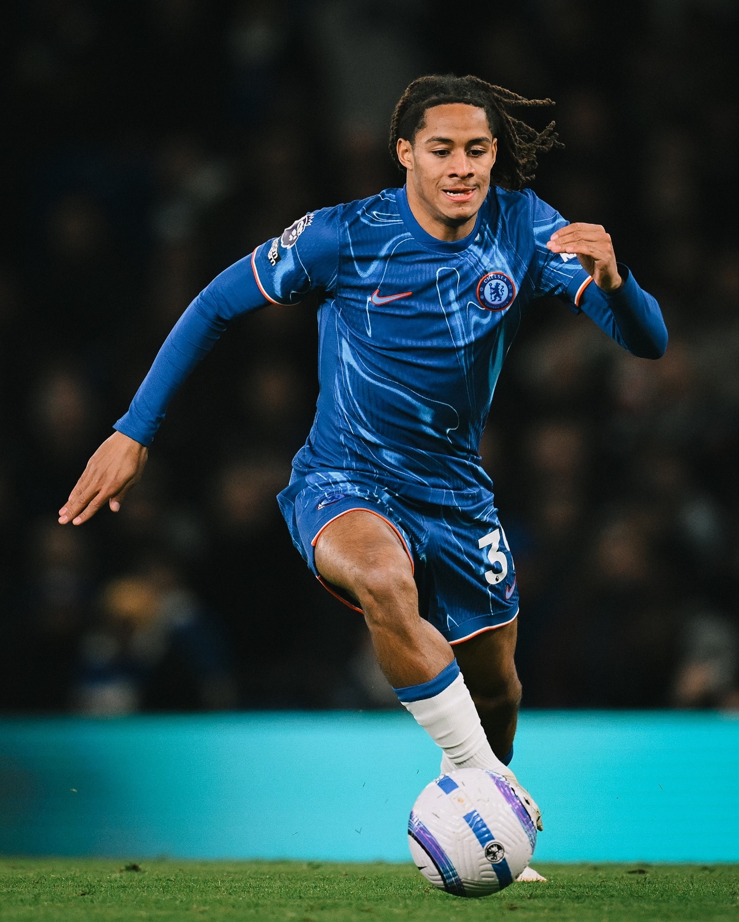 开云平台-切尔西客场逆转获胜，紧咬英超领头羊的简单介绍