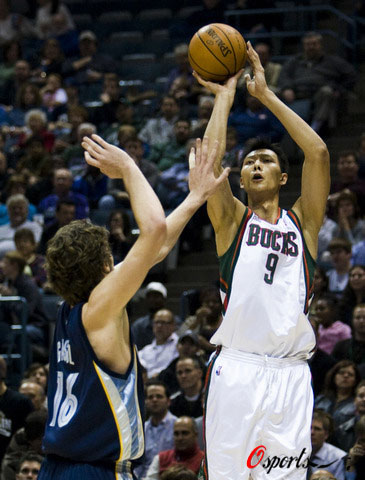 关于新疆队险胜灰熊，易建联刷新纪录的信息