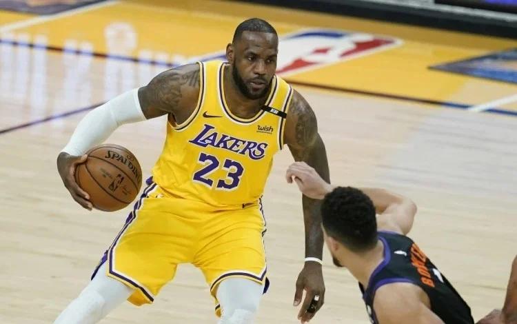 关于詹姆斯领军湖人队力克对手，取得胜利的信息