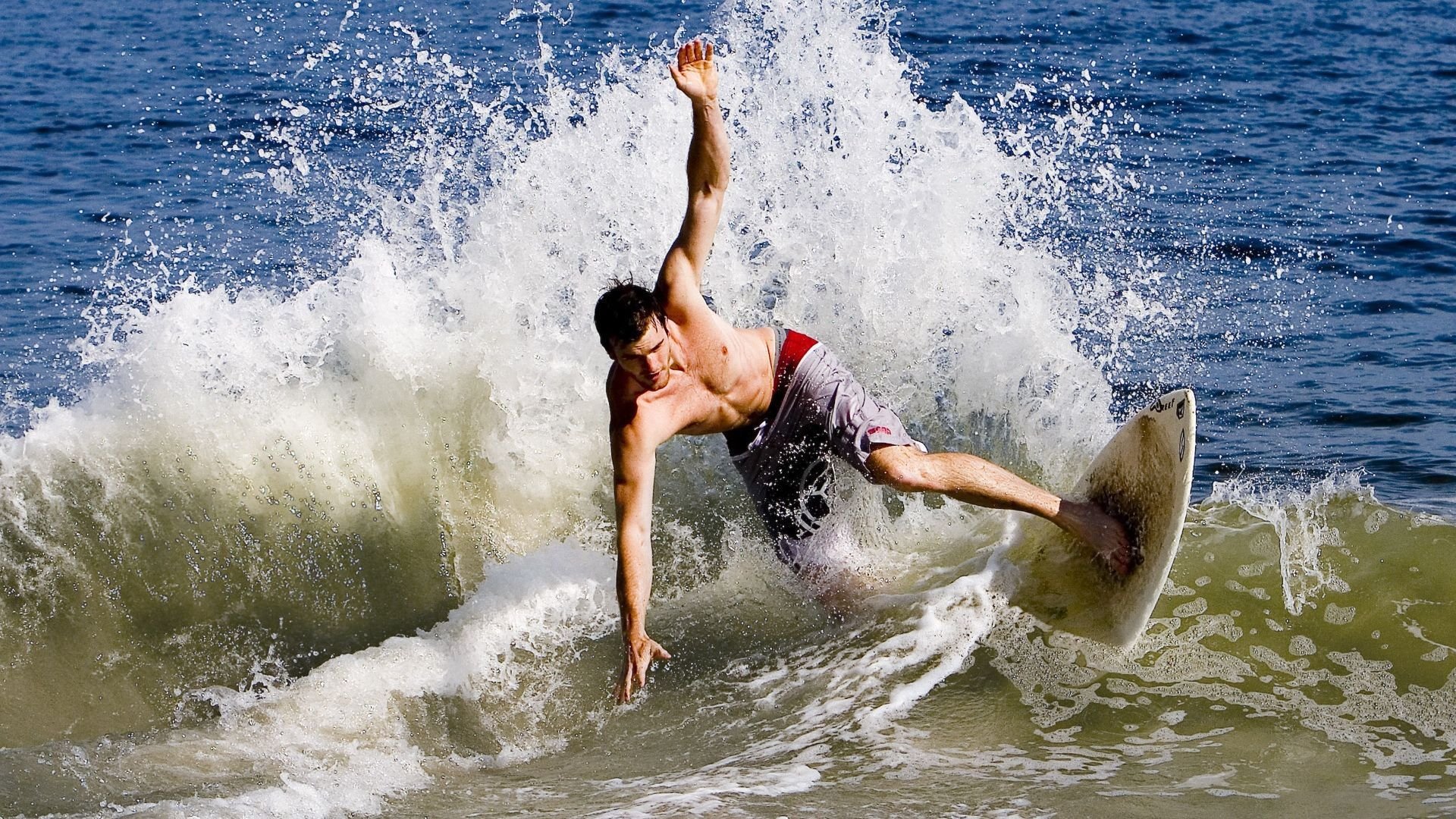 赛道上的救赎，马丁内利在F1年度争冠之夜的传奇逆转